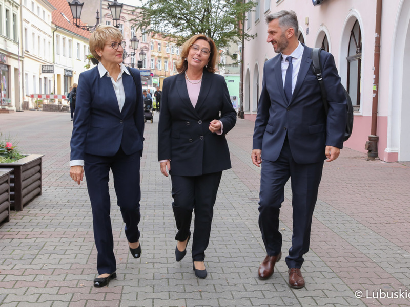 Marszałek Województwa Lubuskiego Elżbieta Anna Polak, Wicemarszałek Sejmu Małgorzata Kidawa-Błońska oraz poseł Waldemar Sługocki podczas spaceru po zielonogórskiej starówce