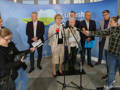 Konferencja prasowa po obradach Lubuskiej Rady Zdrowia. Przy mikrofonie marszałek Elżbieta Anna Polak.