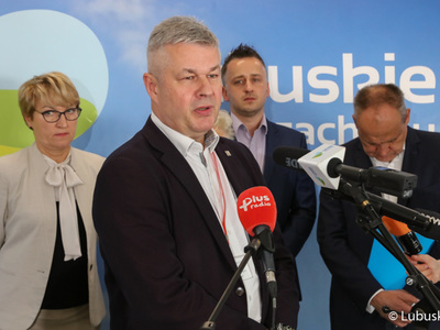Konferencja prasowa po obradach Lubuskiej Rady Zdrowia. Przy mikrofonie prezes zielonogórskiego szpitala Marek Działoszyński.