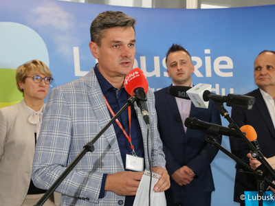 Konferencja prasowa po obradach Lubuskiej Rady Zdrowia. Przy mikrofonie radny wojewódzki Sebastian Ciemnoczołowski.