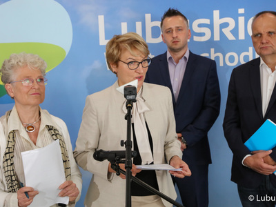 Konferencja prasowa po obradach Lubuskiej Rady Zdrowia. Przy mikrofonie marszałek Elżbieta Anna Polak.