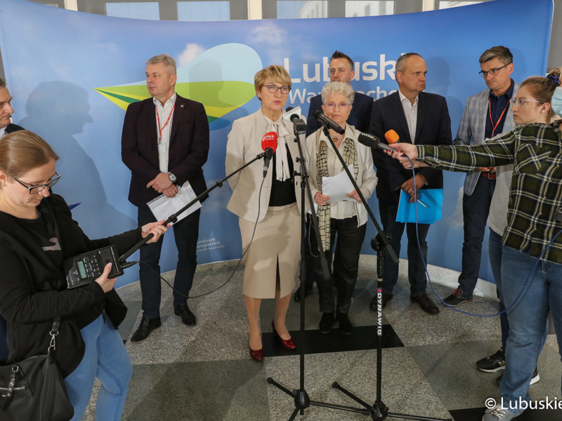 Konferencja prasowa po obradach Lubuskiej Rady Zdrowia. Przy mikrofonie marszałek Elżbieta Anna Polak.