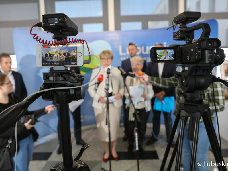 Konferencja prasowa po obradach Lubuskiej Rady Zdrowia. Przy mikrofonie marszałek Elżbieta Anna Polak.