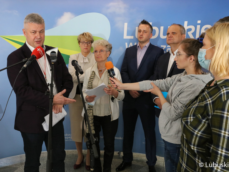 Konferencja prasowa po obradach Lubuskiej Rady Zdrowia. Przy mikrofonie prezes zielonogórskiego szpitala Marek Działoszyński.