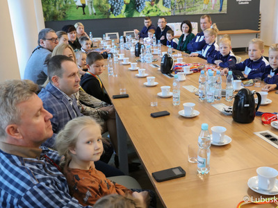 Spotkanie wicemarszałka Łukasza Poryckiego z młodymi karatekami z Akademii BUDO i Rozwoju Osobowości w Zielonej Górze.