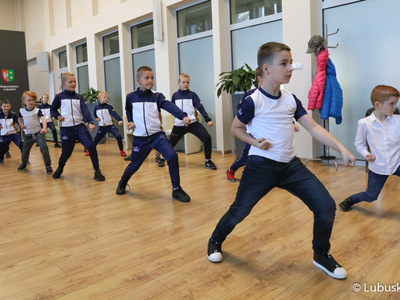 Młodzi karatecy z Akademii BUDO i Rozwoju Osobowości w Zielonej Górze, podczas spotkania wicemarszałkiem Łukaszem Poryckim, zaprezentowali krótki pokaz swoich umiejętności.