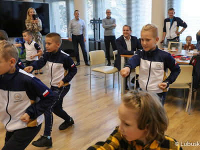 Młodzi karatecy z Akademii BUDO i Rozwoju Osobowości w Zielonej Górze, podczas spotkania wicemarszałkiem Łukaszem Poryckim, zaprezentowali krótki pokaz swoich umiejętności.
