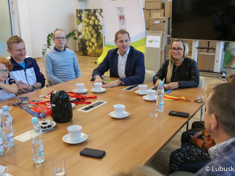 Spotkanie wicemarszałka Łukasza Poryckiego z młodymi karatekami z Akademii BUDO i Rozwoju Osobowości w Zielonej Górze.
