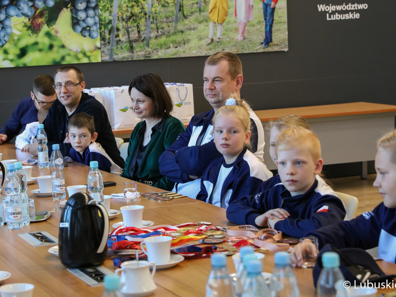 Spotkanie wicemarszałka Łukasza Poryckiego z młodymi karatekami z Akademii BUDO i Rozwoju Osobowości w Zielonej Górze.