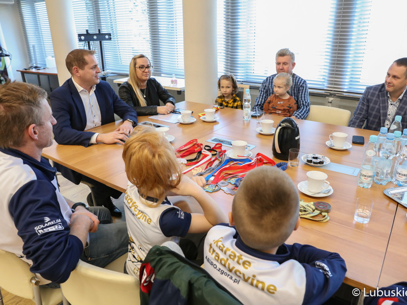 Spotkanie wicemarszałka Łukasza Poryckiego z młodymi karatekami z Akademii BUDO i Rozwoju Osobowości w Zielonej Górze.