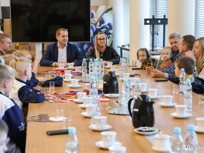 Spotkanie wicemarszałka Łukasza Poryckiego z młodymi karatekami z Akademii BUDO i Rozwoju Osobowości w Zielonej Górze.