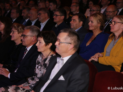 W uroczystej gali udział wzięli: marszałek Elżbieta Anna Polak, posłowie na Sejm RP: Waldemar Sługocki i Bogusław Wontor, radni województwa: Anna Synowiec, Grzegorz Potęga, Sebastian Ciemnoczołowski, Małgorzata Paluch-Słowińska, Aleksandra Mrozek, Zbigniew Koscik, władze uczelni, przedsiębiorcy i samorządowcy.


