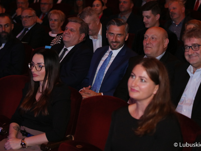 W uroczystej gali udział wzięli: marszałek Elżbieta Anna Polak, posłowie na Sejm RP: Waldemar Sługocki i Bogusław Wontor, radni województwa: Anna Synowiec, Grzegorz Potęga, Sebastian Ciemnoczołowski, Małgorzata Paluch-Słowińska, Aleksandra Mrozek, Zbigniew Koscik, władze uczelni, przedsiębiorcy i samorządowcy.


