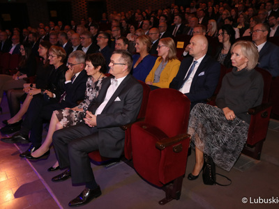 W uroczystej gali udział wzięli: marszałek Elżbieta Anna Polak, posłowie na Sejm RP: Waldemar Sługocki i Bogusław Wontor, radni województwa: Anna Synowiec, Grzegorz Potęga, Sebastian Ciemnoczołowski, Małgorzata Paluch-Słowińska, Aleksandra Mrozek, Zbigniew Koscik, władze uczelni, przedsiębiorcy i samorządowcy.


