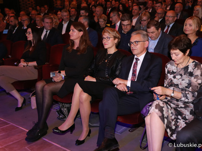 W uroczystej gali udział wzięli: marszałek Elżbieta Anna Polak, posłowie na Sejm RP: Waldemar Sługocki i Bogusław Wontor, radni województwa: Anna Synowiec, Grzegorz Potęga, Sebastian Ciemnoczołowski, Małgorzata Paluch-Słowińska, Aleksandra Mrozek, Zbigniew Koscik, władze uczelni, przedsiębiorcy i samorządowcy.


