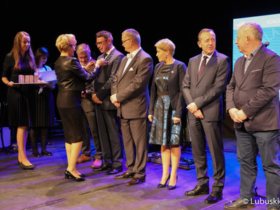 Podczas gali marszałek Elżbieta Anna Polak oraz przewodniczący sejmiku Wacław Maciuszonek wręczyli także Odznaki Honorowe Zasłużony dla Województwa Lubuskiego.
