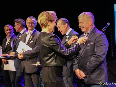 Podczas gali marszałek Elżbieta Anna Polak oraz przewodniczący sejmiku Wacław Maciuszonek wręczyli także Odznaki Honorowe Zasłużony dla Województwa Lubuskiego.