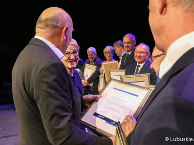 Podczas gali marszałek Elżbieta Anna Polak oraz przewodniczący sejmiku Wacław Maciuszonek wręczyli także Odznaki Honorowe Zasłużony dla Województwa Lubuskiego.