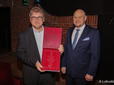 Janusz Jasiński (z lewej) podczas uroczystej gali Kongresu Gospodarczego - Lubuskie 2021 w Lubuskim Teatrze w Zielonej Górze