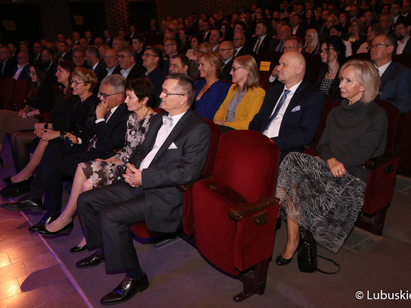 W uroczystej gali udział wzięli: marszałek Elżbieta Anna Polak, posłowie na Sejm RP: Waldemar Sługocki i Bogusław Wontor, radni województwa: Anna Synowiec, Grzegorz Potęga, Sebastian Ciemnoczołowski, Małgorzata Paluch-Słowińska, Aleksandra Mrozek, Zbigniew Koscik, władze uczelni, przedsiębiorcy i samorządowcy.