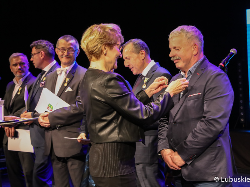 Podczas gali marszałek Elżbieta Anna Polak oraz przewodniczący sejmiku Wacław Maciuszonek wręczyli także Odznaki Honorowe Zasłużony dla Województwa Lubuskiego.
