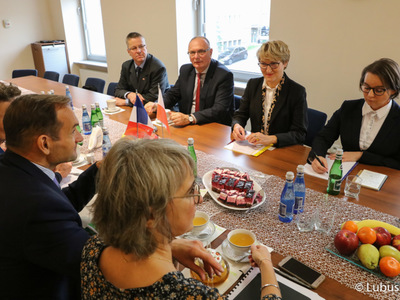 Wizyta delegacji francuskiej w regionie lubuskim. Spotkanie z marszałek Elżbietą Anną Polak, wicemarszałkiem Stanisławem Tomczyszynem oraz członkiem zarządu Tadeuszem Jędrzejczakiem. 