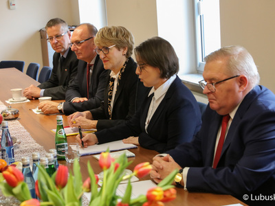 Spotkanie marszałek Elżbiety Anny Polak, wicemarszałka Stanisława Tomczyszyna oraz członka zarządu Tadeusza Jędrzejczaka z delegacją francuską. 