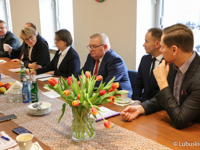 Spotkanie marszałek Elżbiety Anny Polak, wicemarszałka Stanisława Tomczyszyna oraz członka zarządu Tadeusza Jędrzejczaka z delegacją francuską. 