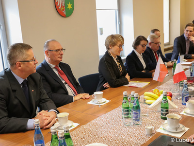 Spotkanie marszałek Elżbiety Anny Polak, wicemarszałka Stanisława Tomczyszyna oraz członka zarządu Tadeusza Jędrzejczaka z delegacją francuską. 
