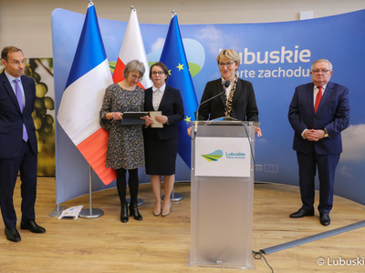 Wizyta delegacji francuskiej w regionie lubuskim - konferencja prasowa. Przy mównicy marszałek Elżbieta Anna Polak.