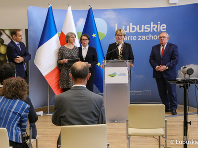 Wizyta delegacji francuskiej w regionie lubuskim - konferencja prasowa. Przy mównicy marszałek Elżbieta Anna Polak.