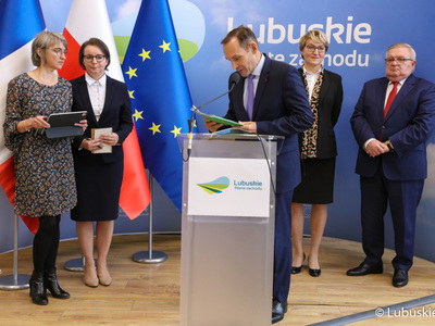 Wizyta delegacji francuskiej w regionie lubuskim - konferencja prasowa. Przy mównicy ambasador Francji w Polsce.