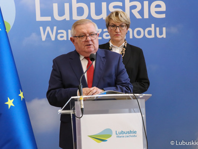 Wizyta delegacji francuskiej w regionie lubuskim - konferencja prasowa. Przy mównicy członek zarządu, Tadeusz Jędrzejczak.