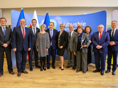 Wizyta delegacji francuskiej w regionie lubuskim - pamiątkowe zdjęcie po konferencji prasowej. 