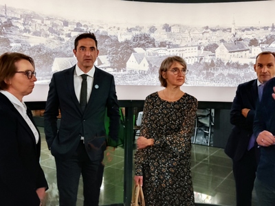 Wizyta delegacji francuskiej w regionie lubuskim podczas zwiedzania Muzeum Ziemi Lubuskiej w Zielonej Górze.