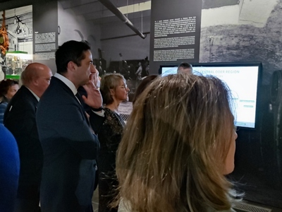 Wizyta delegacji francuskiej w regionie lubuskim podczas zwiedzania Muzeum Ziemi Lubuskiej w Zielonej Górze.