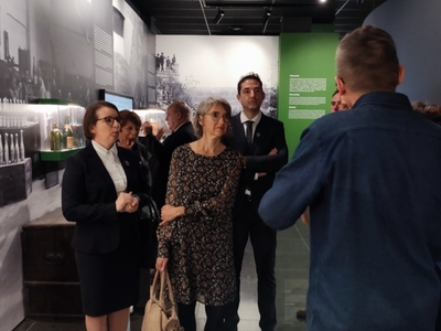 Wizyta delegacji francuskiej w regionie lubuskim podczas zwiedzania Muzeum Ziemi Lubuskiej w Zielonej Górze.