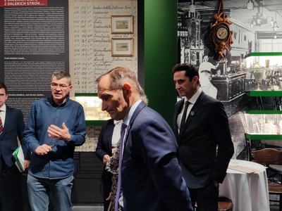 Wizyta delegacji francuskiej w regionie lubuskim podczas zwiedzania Muzeum Ziemi Lubuskiej w Zielonej Górze.