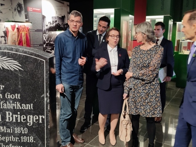 Wizyta delegacji francuskiej w regionie lubuskim podczas zwiedzania Muzeum Ziemi Lubuskiej w Zielonej Górze.
