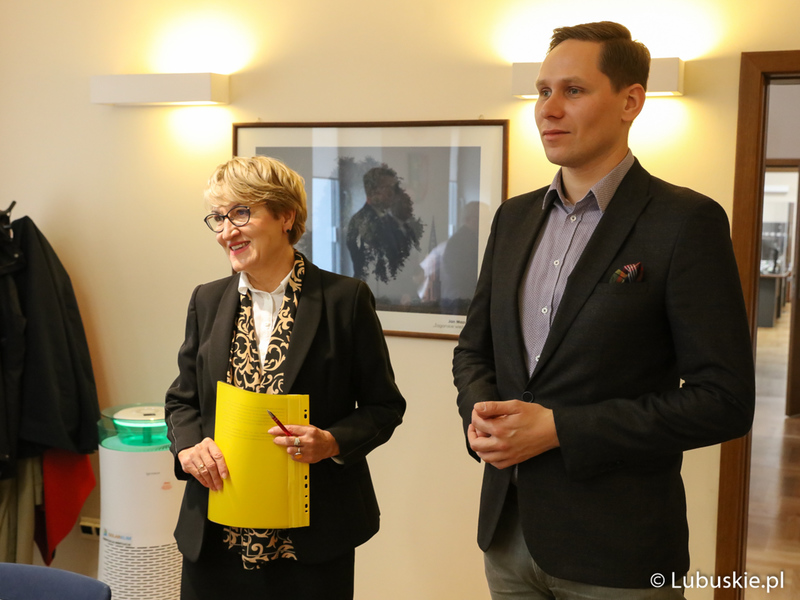 Wizyta delegacji francuskiej w regionie lubuskim. Marszałek Elżbieta Anna Polak przedstawia gościom nowego dyrektora Filharmonii Zielonogórskiej, Rafała Kłoczko.