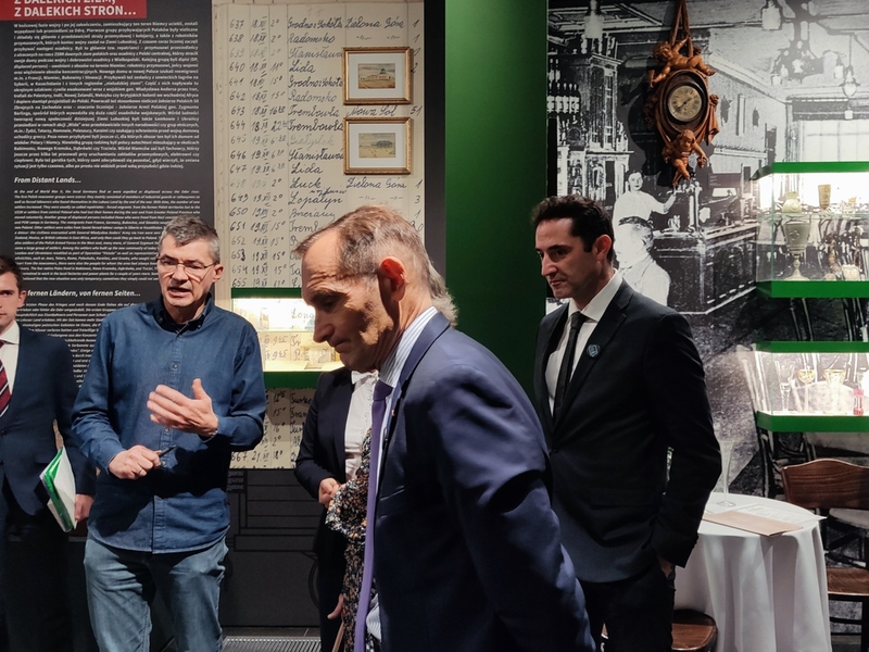 Wizyta delegacji francuskiej w regionie lubuskim podczas zwiedzania Muzeum Ziemi Lubuskiej w Zielonej Górze.