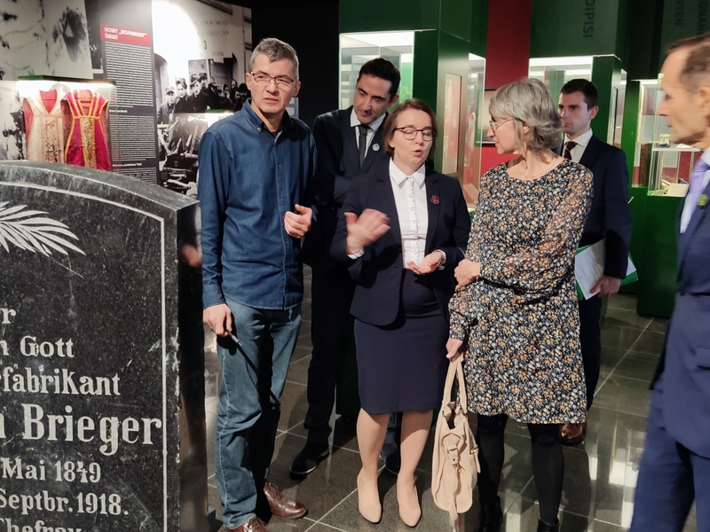 Wizyta delegacji francuskiej w regionie lubuskim podczas zwiedzania Muzeum Ziemi Lubuskiej w Zielonej Górze.