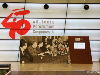 Uczestnicy 45. Obrad Komisji ds. Współpracy Regionalnej i Przygranicznej podczas zwiedzania Europejskiego Centrum Solidarności w Gdańsku.