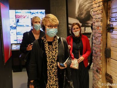 Uczestnicy 45. Obrad Komisji ds. Współpracy Regionalnej i Przygranicznej podczas zwiedzania Europejskiego Centrum Solidarności w Gdańsku.