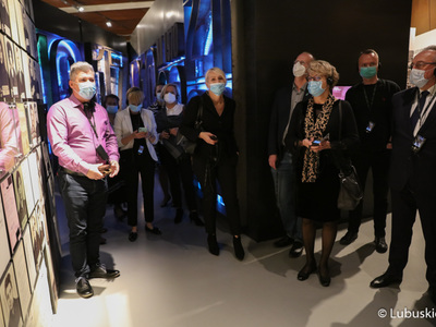 Uczestnicy 45. Obrad Komisji ds. Współpracy Regionalnej i Przygranicznej podczas zwiedzania Europejskiego Centrum Solidarności w Gdańsku.