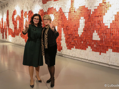 Uczestnicy 45. Obrad Komisji ds. Współpracy Regionalnej i Przygranicznej podczas zwiedzania Europejskiego Centrum Solidarności w Gdańsku.