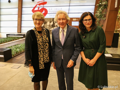Uczestnicy 45. Obrad Komisji ds. Współpracy Regionalnej i Przygranicznej podczas zwiedzania Europejskiego Centrum Solidarności w Gdańsku.