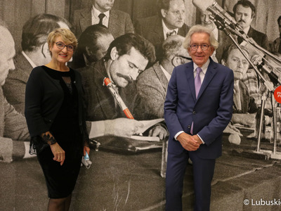 Uczestnicy 45. Obrad Komisji ds. Współpracy Regionalnej i Przygranicznej podczas zwiedzania Europejskiego Centrum Solidarności w Gdańsku.