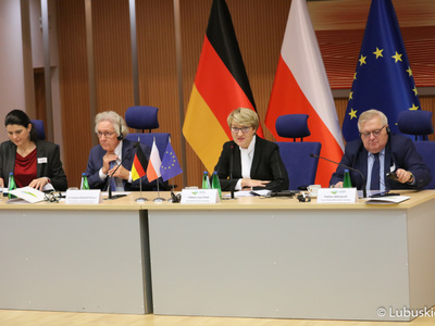 Uczestnicy drugiego dnia 45. Obrad Komisji ds. Współpracy Regionalnej i Przygranicznej, w Gdańsku. Obradom współprzewodniczy marszałek Elżbieta Anna Polak (druga z prawej).