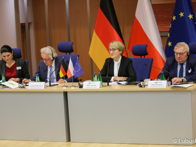 Uczestnicy drugiego dnia 45. Obrad Komisji ds. Współpracy Regionalnej i Przygranicznej, w Gdańsku. Obradom współprzewodniczy marszałek Elżbieta Anna Polak (druga z prawej).